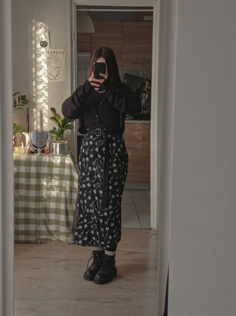 mirror selfie ootd outfit black and white casual Black And White Flower Skirt Outfit, Black And White Floral Skirt Outfit, White Floral Skirt Outfit, Flower Skirt Outfit, Floral Skirt Outfit, Outfit Black And White, Floral Skirt Outfits, Black And White Outfit, White Floral Skirt