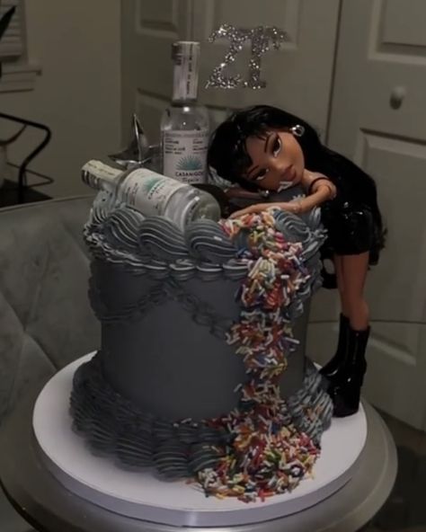 Bratz 21st Birthday Cake, Drunk Bratz Cake, 20th Birthday Ideas Party, 21 Birthday Cakes, 21 Bday Cake, 21 Birthday Ideas, 30 Cakes, 21 Birthday Cake, Kylie Jenner Birthday