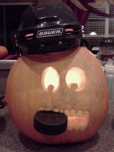 hockey player halloween pumpkin Hockey Pumpkin Carving, Hockey Pumpkin, Hockey Tips, Hockey Halloween, Hockey Decor, Hockey Party, Boys Hockey, Hockey Tournaments, Pumpkin Pin