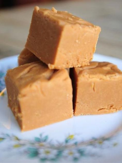 Russian Fudge, Butterscotch Candy, Honey Candy, Six Sisters Stuff, Fudge Recipes Easy, Caramel Fudge, Caramel Apple Pie, Mini Bites, Butter Fudge