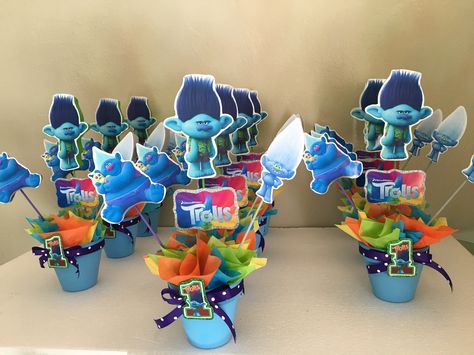 Trolls boy centerpieces Birthday Party Ideas Boys, Trolls Birthday Party Ideas, Troll Party Theme, Happy Birthday Minions, Trolls Party, Trolls Birthday Party, Minion Birthday Party, Troll Party, Twins 1st Birthdays