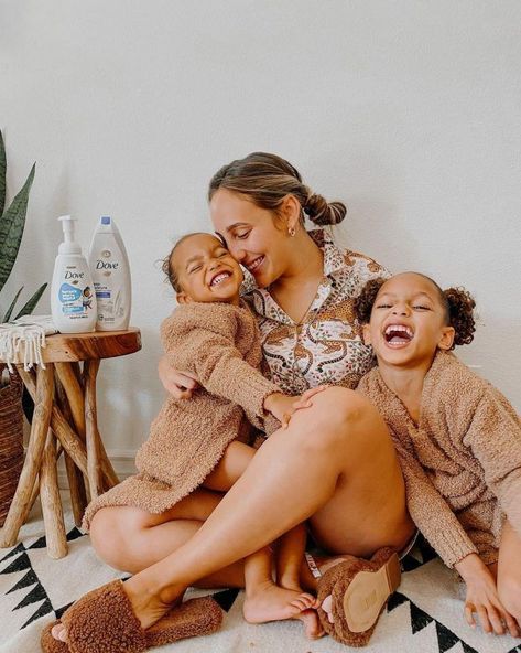 Mother's Day is right around the corner, so what could be a nicer way to celebrate than share 8 mom influencers that are inspiring us! Influencer Content Ideas, Katrina Scott, Mom Influencer, Influencer Photography, Mood Board 2023, Motherhood Inspiration, Blue Dinosaur, Baby Number 2, Lifestyle Influencer