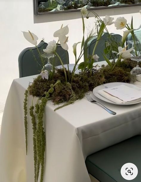 Moss Decorations Wedding, Moss On Wedding Table, Wedding Cocktail Table Centerpieces, Elegant Cocktail Table Decor, Moss Table Arrangement, Green Moss Table Decor, White And Green Wedding Table Setting, White Cake With Green Flowers, Moss Table Wedding