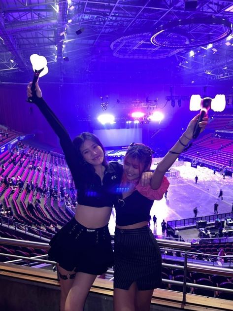 Concert Poses With Friends, Enhypen Concert Photos, Concert Photo Ideas Instagram, Blackpink Concert Outfit, Enhypen Concert Outfit, Concert Pose Ideas, Concert Picture Ideas, Bp Concert, Concert Blackpink