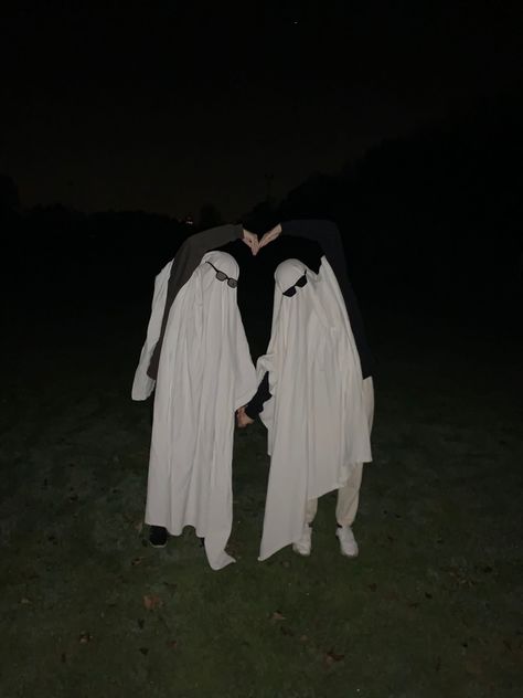 Ghost trend photoshooting at night with friends to Halloween Ghost Costume Aesthetic Friends, Ghost Trend Couple, Ghost Halloween Costume Aesthetic, Ghost Bff Photoshoot, Ghost Costume Couple, Friend Ghost Photos, Ghost Pics With Friends, Ghost Sheet Photoshoot Best Friends, Halloween Ghost Trend