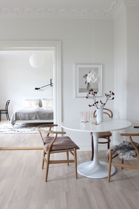 Scandinavian style in a dining area and bedroom with a neutral palette of white and wood tones - Neutral Home Ideas & Decor Scandinavian Decor Living Room, Scandinavian Dining Room, Living Room Decor Inspiration, Ideas Hogar, Living Room Scandinavian, Scandinavian Interior Design, Scandinavian Living, Dining Room Inspiration, Minimalism Interior