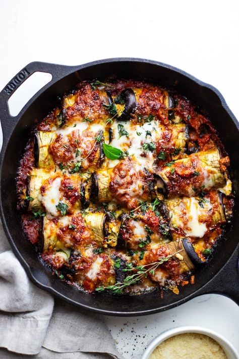 This healthy eggplant rollatini is such an easy family dinner that is gluten free friendly and absolutely delicious. You will fall in love with the taste of this classic Italian dish that is easy to make and full of vibrant flavors! | asimplepalate.com #eggplantrollatini #eggplant #Italian Eggplant Ricotta, Eggplant Recipes Healthy, Eggplant Stuffed, Knit Bed, Eggplant Rollatini, Eggplant Rolls, Eggplant Pasta, Healthy Eggplant, Basil Salt