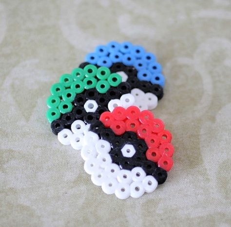 Pokeball Perler, Pokemon Balls, Pokémon Perler, Mini Hama Beads, Melty Bead Designs, Pokemon Bead, Hamma Beads Ideas, Easy Perler Bead Patterns, Pokemon Perler Beads