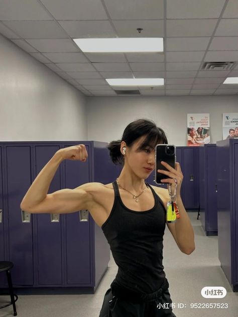 follow my insta @aitr00per Light Muscles Woman, Female Broad Shoulders, Healthy Fit Body Goals Aesthetic, Female Sleeper Build, Arm Muscles Women, Muscles On Women, Slim Muscular Woman, Sleeper Build Women, Gym Goals For Women