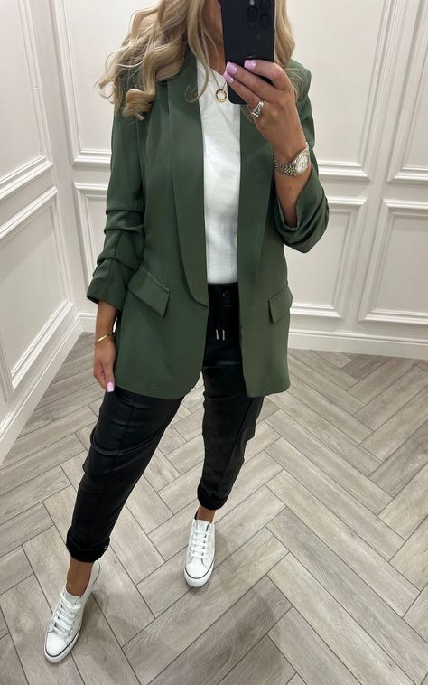 Khaki Outfits For Women, Khaki Blazer Outfit Women, Khaki Blazer Outfit, Khaki Jacket Outfit, Khaki Green Blazer, Green Blazer Outfit, Day Out Outfit, Khakis Outfit, Khaki Blazer