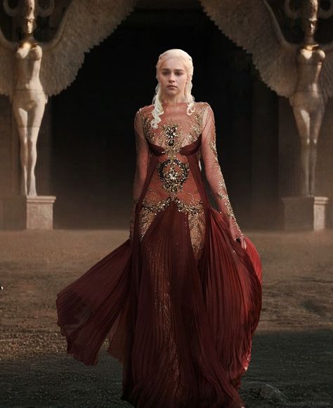 Daenerys Stormborn of the House Targaryen, the First of Her Name, the Unburnt, Queen of Meereen, Queen of the Andals and the Rhoynar and the First Men, Khaleesi of the Great Grass Sea, Breaker of Chains, and Mother of Dragons. And who can forget Mysa? Game Of Thrones Dress, Game Of Thrones Costumes, Game Of Throne Daenerys, Got Game Of Thrones, Gra O Tron, Game Of Thrones Fans, Sophie Turner, Mother Of Dragons, Emilia Clarke