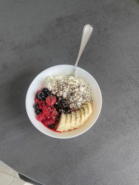 Oatmeal With Cottage Cheese, Cottage Cheese Aesthetic, Cottage Cheese Oatmeal, Oatmeal Cottage Cheese, Cottage Cheese Banana, Cottage Cheese Bowl, Cheese Bowl, Oatmeal With Fruit, Chef Kiss