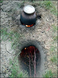 A whole lot of rocket cook stoves (wood burning stoves forum at permies) Miejski Survival, Dakota Fire Hole, Dakota Fire, Primitive Technology, Bushcraft Camping, Homestead Survival, Emergency Prepping, Wilderness Survival, Camping Survival