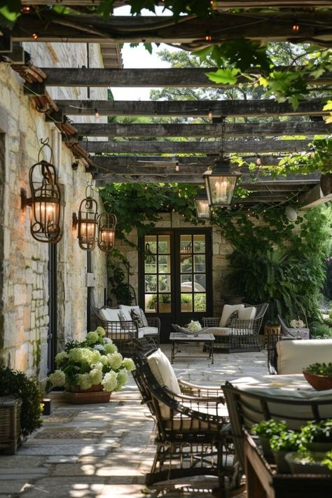 Italian Patio, Patio Decor Ideas, Old Stone Houses, Outdoor Patio Ideas, Courtyard Design, Outdoor Deco, Backyard Pool Landscaping, Beautiful Patios, Outside Living