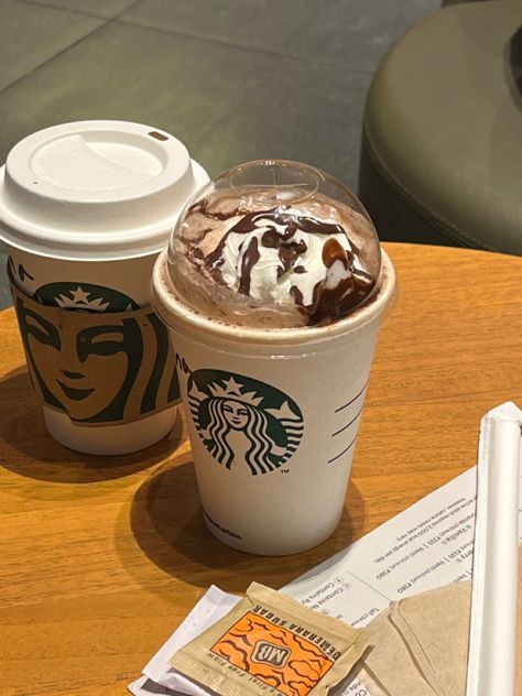 Starbucks and its Flat white and Java chip 🤩🤩😛😛❤️❤️ Drinks Snap, Starbucks Coffee Aesthetic, Coffee Snap, Java Chip, Starbucks Rewards, Starbucks Card, Foodie Instagram, Sleepover Food, Starbucks Inspired Ice Coffee