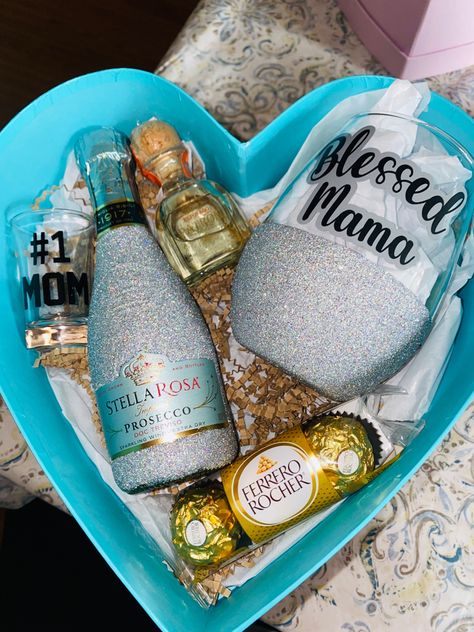 Mother’s Day Goody Bag Ideas, Last Minute Mothers Day Gifts, Wine Glass Gifts Ideas, Mothersday Diy, Diy Mother's Day Gift Basket, Guest Ideas, Friend Party, Diy Gifts For Mothers, Gifts Aesthetic