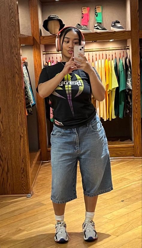 Oversized Jorts Outfit Women, Jorts Outfit Plus Size, Plus Size Jorts, Plus Size Tomboy Fashion, Jort Outfits, Baggy Clothes Outfit, Bright Colored Outfits, Street Style Outfits Casual, Plus Size Baddie Outfits