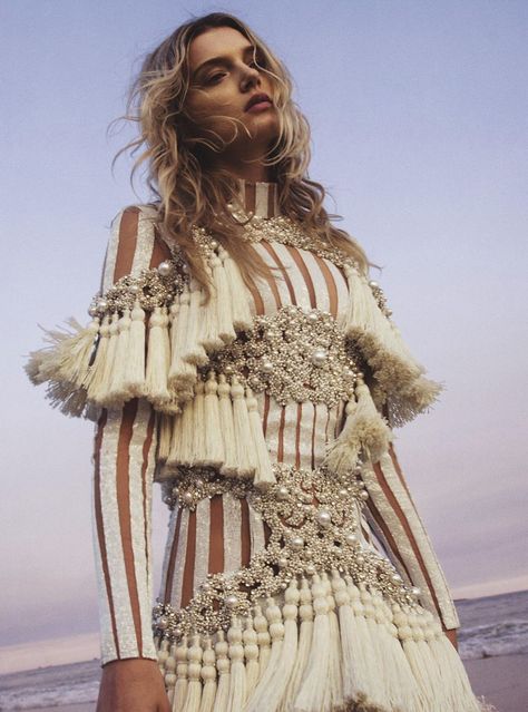 Lily Donaldson in Vogue Australia September 2016 by Sebastian Kim Sebastian Kim, Lily Donaldson, Mode Editorials, Fringe Fashion, Vogue Australia, Inspiration Mode, Looks Style, Fashion Details, Editorial Fashion