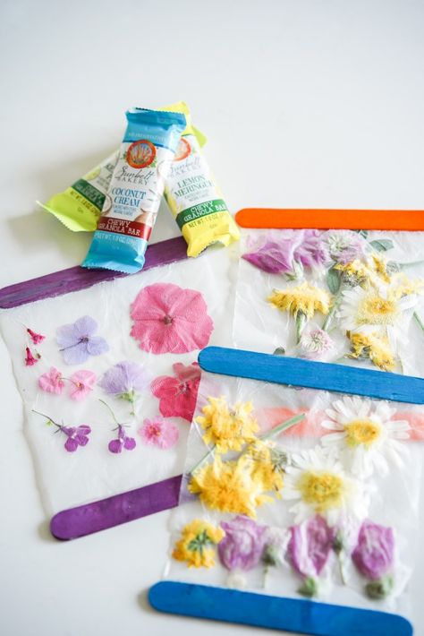 We are sharing an easy kids flower press DIY for a fun craft idea! We went on a flower hunt and made our own flower press to display them. This is a great Summer or Fall activity you can do with your kids! #summeractivity #flowerpress #diy #craftidea Flower Kindergarten Craft, Diy Flower Pressing, Dry Petals Ideas, Dried Flower Crafts For Kids, Wild Flower Crafts For Kids, Wildflower Crafts For Kids, Flowerpress Diy, Flower Experiments For Kids, Flower Press Diy