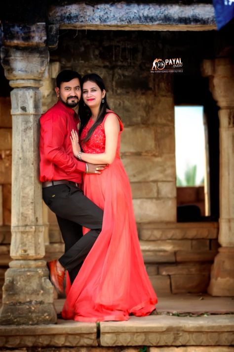 Outdoor Photoshoot For Couples, Pre Wedding Photoshoot Outdoor Different Styles Picture Ideas, Unique Engagement Photo Poses, Simple Engagement Dress, Couple Stills, Wedding Photoshoot Beach, Marriage Photo Album, Pre Wedding Photoshoot Beach, Marriage Photoshoot