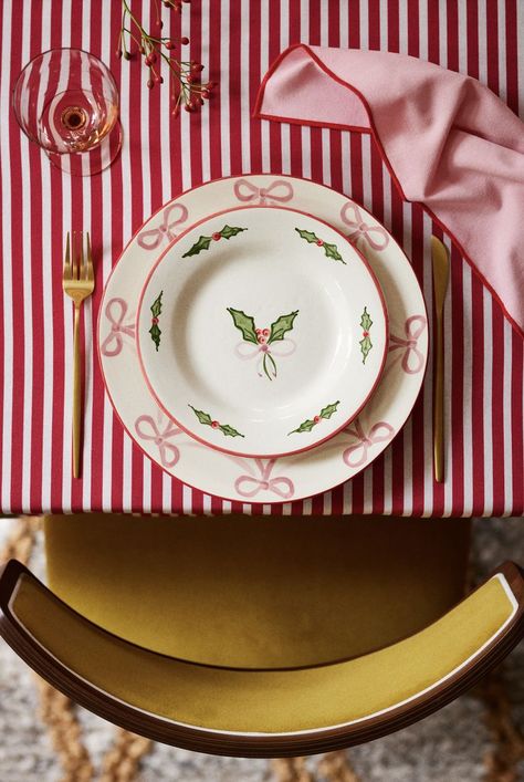 Be inspired by Anna + Nina this Christmas with their gorgeous Christmas collection now stocked at Anthropologue EU. From mistletoe painted plates to candy cane inspired tableclothes, they have everything you need and more to create the perfect tablescape. Christmas Dinner Decorations, Dinner Tablescape, Girls Christmas Party, A Seat At The Table, Anthropologie Christmas, Seat At The Table, Anna Nina, Pink Xmas, Dinner Party Table