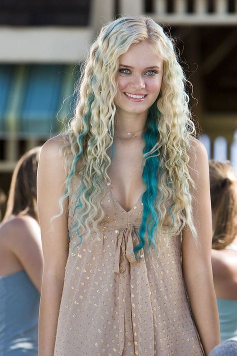 Aquamarine Movie, Sara Paxton, Mermaid Movies, Beige Blond, Aqua Hair, Smink Inspiration, Blue Streaks, Blue Highlights, Long Blonde