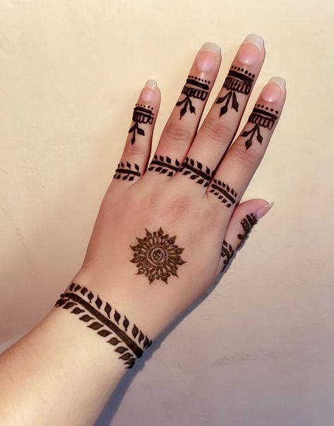 Art To Do At Home, Easy Mehendi Designs, Easy Mehandi, Easy Mehendi, Mehendi Simple, Simple Mehendi, Simple Arabic Mehndi, Henna Style Tattoos, Mehedi Design