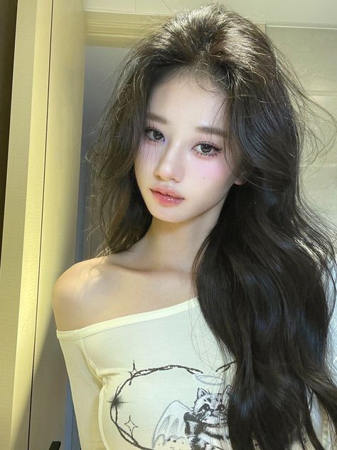 Chinese Girl Face Claim, Douyin Hair, Photo Card Ideas, Photocard Ideas, Makeup Asia, Desired Reality, Tips Skincare, Ethereal Makeup, Daily Hairstyles