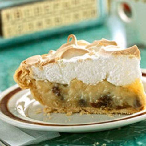 Old-Fashioned Sour Cream/Raisin Pie. Looks easy enough!!! Raisin Pie Recipe, Sour Cream Raisin Pie, Raisin Pie, Spring Recipes Dessert, Cream Pie Recipes, Best Pie, Spring Desserts, Pie Tart, Sweet Pie