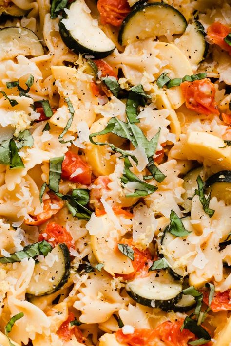 This pasta comes together in almost no time, and it's so full of incredible flavors! The zucchini and tomatoes are sautéed in butter and seasoned with garlic and lemon, and the pasta gets a simple sauce starring butter and a little parmesan. It's an incredibly easy week-night meal that everyone will love! #pastarecipes #garlicbutter #lemon #zucchini #tomato #easyrecipes #weeknightdinner #weeknightrecipes #bluebowlrecipes | bluebowlrecipes.com Lemon Butter Pasta, Pasta With Zucchini And Tomatoes, Easy Weeknight Pasta, Tomato Side Dishes, Tomato Butter Sauce, Zucchini And Tomatoes, Broccoli Recipes Side Dish, Pasta With Zucchini, Easy Veggie Side Dish