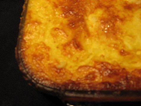 Delicious Baked Cheese Grits: Yellow corn grits, butter, salt, pepper, fresh garlic, cheddar cheese, eggs & milk. Baked Cheese Grits, Cheese Grits Recipe, Lasagna Bolognese, Grits Recipe, Cheese Grits, Garlic Cheese, Baked Cheese, Paula Deen, Grits