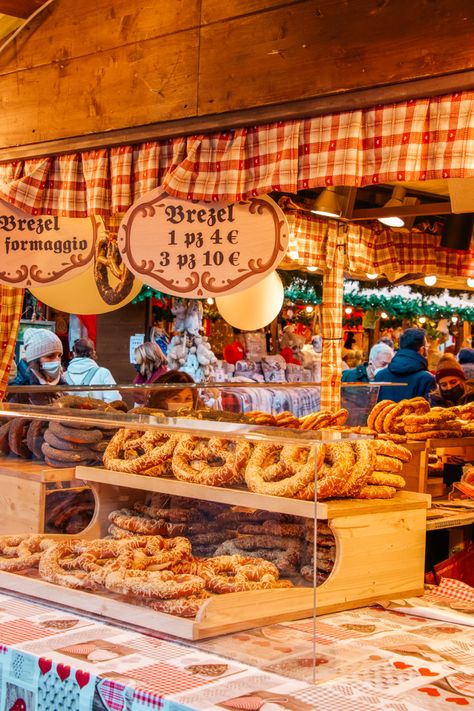 Christmas In Italy Aesthetic, Bakery Italy, Object Refrences, Christmas Market Food, Italy Market, Christmas Italy, European Christmas Markets, Food Europe, Christmas Market Stall