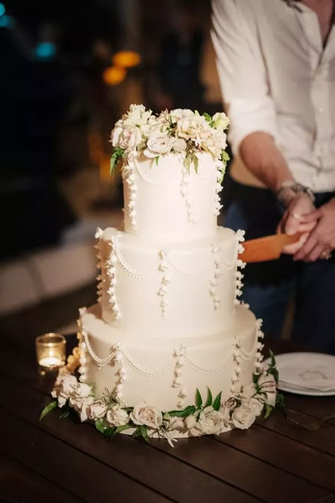 13 Vintage Wedding Cake Ideas Buttercream Rosette Cake, One Tier Cake, 1980s Wedding, Nostalgic Wedding, Buttercream Roses, Rosette Cake, Wedding Cake Ideas, Simple Wedding Cake, Cake Trends