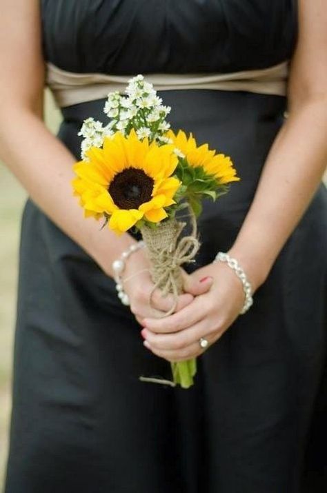 Small wedding bouquets for spring summer weddings / http://www.himisspuff.com/posy-small-wedding-bouquets/3/ Purple Bridesmaid Bouquets, Wedding Bridesmaid Bouquets, Small Wedding Bouquets, Sunflower Wedding Bouquet, Sunflower Themed Wedding, Sunflower Bouquet, Theme Nature, Purple Bridesmaids, Sunflower Bouquets