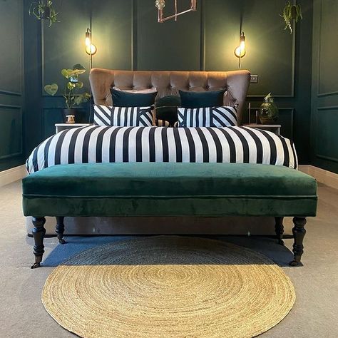 Iconic Lights on Instagram: “They say nothing is perfect but this bedroom can be an anomaly🤩 ⁠ ⁠ 📷 @hoxton_house1” Hunter Green Bedrooms, Green Bedroom Decor, Plaster Ceiling, Gold Bedroom, Green Walls, Home Modern, Green Rooms, Bedroom Green, Master Bedrooms Decor