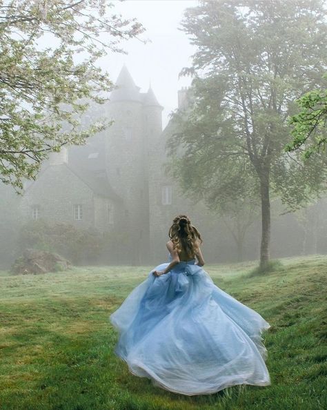 Layered Tulle Prom Dress, Quince Photoshoot Ideas, Quince Pictures, Fairytale Photoshoot, Quinceanera Photoshoot, Debut Photoshoot, Quinceanera Photography, Prom Photoshoot, Royalty Aesthetic