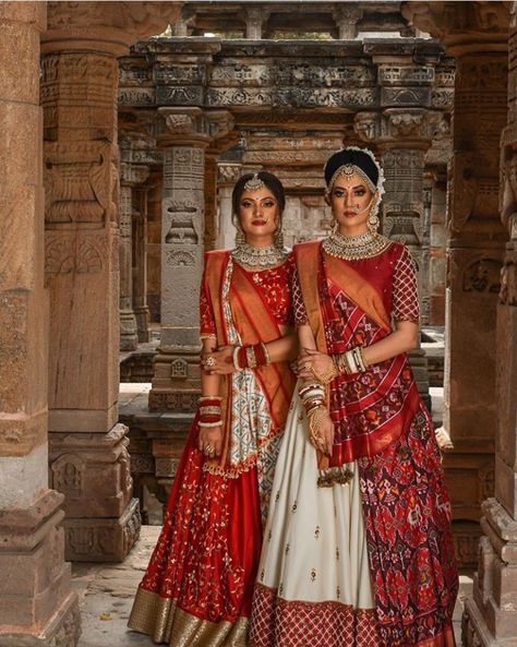 Saree Look Traditional Gujrati, Garchoda Gujarati, Gujrati Outfit For Women, Gujrati Bridal Lehenga, Patola Bridal Lehenga, Patola Outfit Ideas, Gujrati Panetar Lehenga, Gujrati Lehnga Design, Grahsanti Outfit For Bride