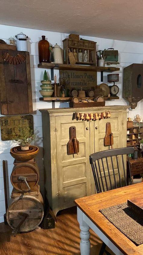 Primitive Dining Room Ideas, Primitive Living Room Ideas, Primitive Homes Interiors, Small Cabin Kitchens, Primitive Country Kitchen, Primitive Dining Room, Primitive Dining Rooms, Primitive Farmhouse Decor, Primitive Living