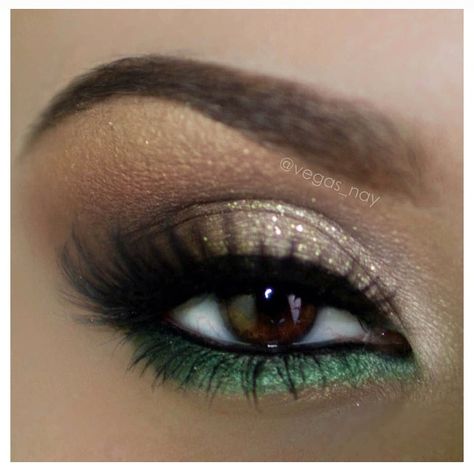 . Green And Gold Makeup, Hoco Inspo, Make Up Designs, Brunette Makeup, Green Makeup, Makijaż Smokey Eye, Green Eyeshadow, Gold Makeup, Hoco Makeup