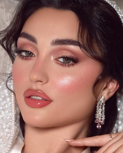 Pakistani Makeup Looks, Creative Eyeliner, Pakistani Makeup, New Makeup Trends, Makeup Contouring, 2024 Party, Office Makeup, Makeup Smokey, Wedding Makeup Tutorial