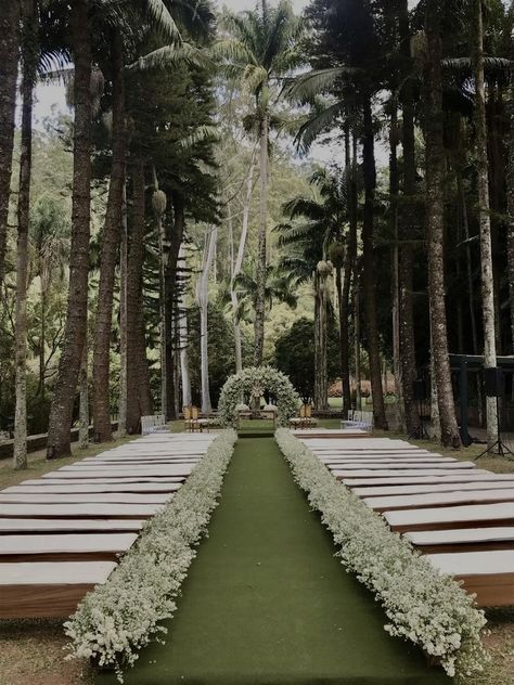 Modern Hawaiian Wedding Decor, Wedding Table Color Schemes, Wedding Ideas Alter, Wedding Minimalist Decorations, Brenna Core, خواتم خطوبة, Dream Wedding Reception, Forest Theme Wedding, Dream Beach Wedding