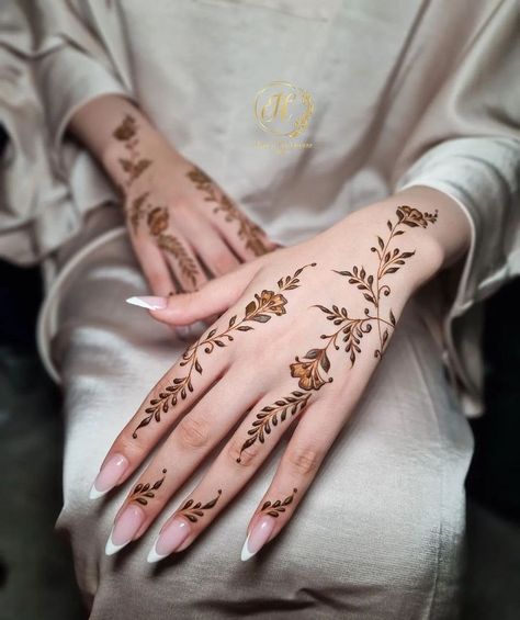 Ramdan Henna Simple, Henna Simple Designs, Minimal Mehendi Designs, Minimal Mehndi Designs, Minimal Mehndi, Henna Palm, Finger Mehendi Designs, Henna Flower Designs, Henna Style Tattoos