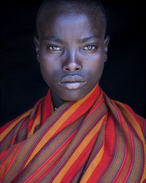 Atlas of Humanity on Instagram: “Shepherd of the Samburu Tribe. Malasso, Kenya © John Kenny” John Kenny, Beauty Fotografie, African Women Art, Cultural Art, Afrique Art, Photography Exhibition, African People, Up Close And Personal, Afro Women