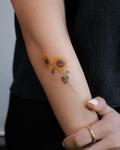 Tattoos Seashell, Sunflower Tattoo Black And White, Sunflower Tattoo Black, Girasoles Tattoo, Watercolor Daisy Tattoo, Tattoo Black And White, Tattoo Foot, Daisy Tattoo, Sunflower Tattoos