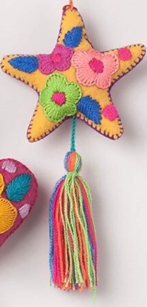 Felt Hearts Diy, Mexican Ornaments, Embroidered Ornaments, Felt Ornaments Diy, Ornaments Ideas, Felt Yarn, Mexican Christmas, Diy Christmas Tree Ornaments, Handmade Christmas Tree