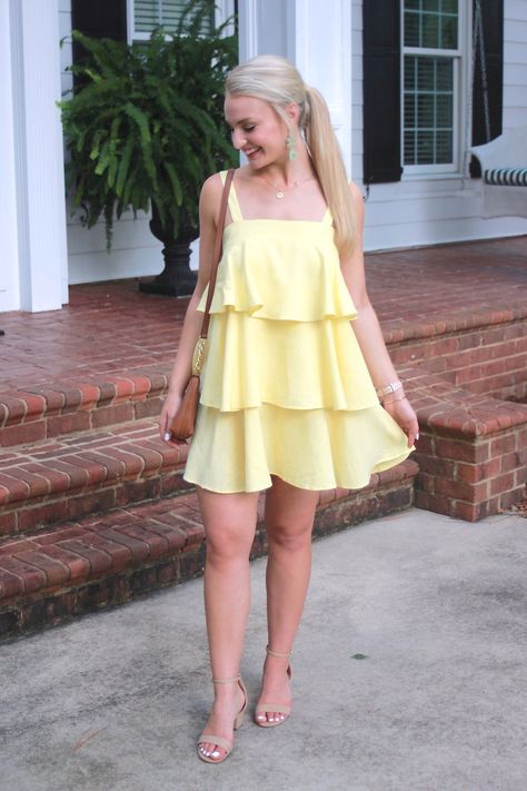 Yellow Short Dress Outfit, Yellow Party Outfit, Layered Skirts, College Dress, Casual Chic Spring, Smart Casual Dress, Chiffon Sleeves, Yellow Short, Short Homecoming Dress