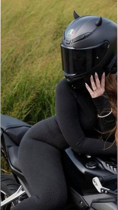 Pink Motorcycle Helmet, Girl On A Motorcycle, Biker Chick Outfit, Bobber Motorcycles, Pink Motorcycle, Female Motorcycle Riders, Мотоциклы Cafe Racers, Motorcycle Aesthetic, Biker Aesthetic