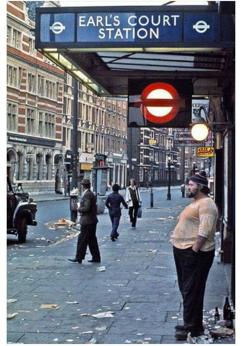 Earl's Court Station c. 1970. Tube Stations London, Earls Court London, London Underground Stations, Earls Court, London Tube, Chelsea London, London History, Tube Station, London Transport