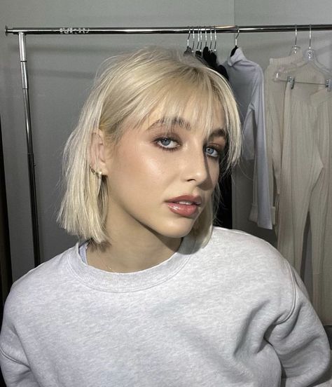 Emma Chamberlain Short Hair, Iconic Pics, Romantic Lover, Celebrity Aesthetic, Blonde Bangs, Solange Knowles, Emma Chamberlain, Short Blonde, Blonde Bobs