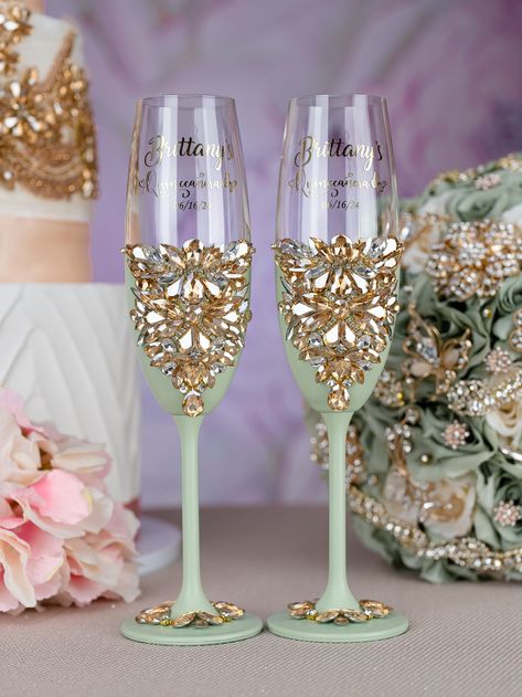 Sage Green 2 quinceanera champagne glasses Sage Green And Gold Quinceanera Theme, Quince Cups, Quinceanera Champagne Glasses, Quinceanera Champagne, Sage Green Quinceanera, Gold Quinceanera Theme, Green Quinceanera Theme, Money Card Box, Quinceanera Centerpieces